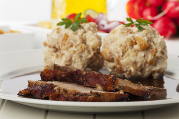 Bayerischer Schweinebraten mit Knödel