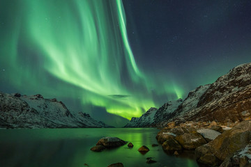 Aurora Borealis spiegelt sich zwischen zwei Fjorden in Tromsø