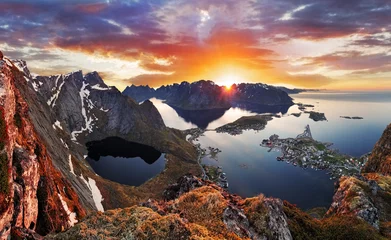 Crédence de cuisine en verre imprimé Reinefjorden Paysage de côte de montagne au coucher du soleil, Norvège
