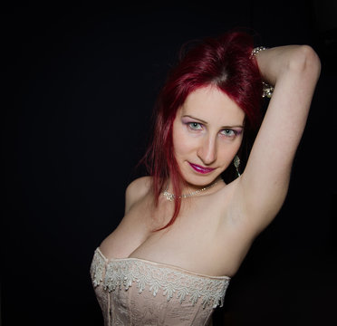 Ragazza sensuale con seno grande