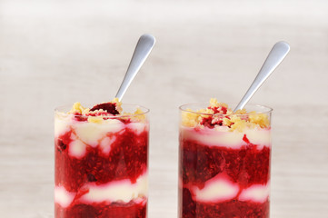 Himbeerdessert im Glas mit Löffel