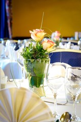 Gastronomie - Feier, eingedeckter Tisch mit Blumenschmuck