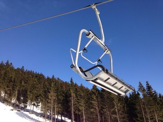 sessellift in einem skigebiet mit seilbahn