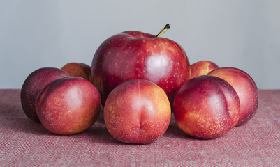 Fototapeta na wymiar red apple and peach