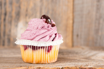 Cupcake auf Holzhintergrund
