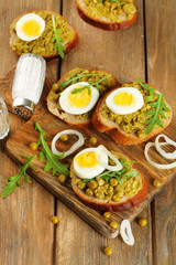Sandwiches with green peas paste and boiled egg with onion