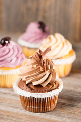Cupcake auf Holzhintergrund