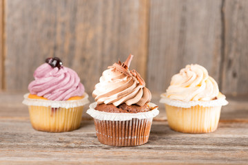 Cupcake auf Holzhintergrund