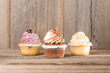 Cupcake auf Holzhintergrund