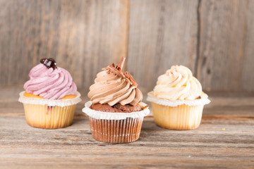Cupcake auf Holzhintergrund