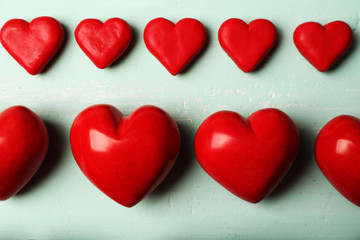 Obraz premium Decorative hearts on wooden background