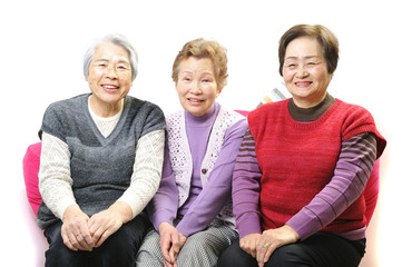 仲良くおしゃべりしている3人のおばあちゃん