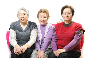 Obraz premium 仲良くおしゃべりしている3人のおばあちゃん