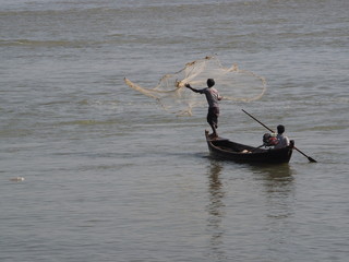 Naklejka premium Pescador lanzando la red en Mingun (Myanmar)