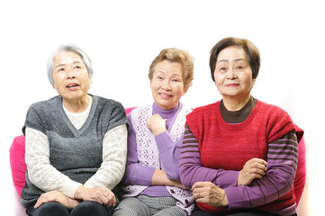 仲良くおしゃべりしている3人のおばあちゃん