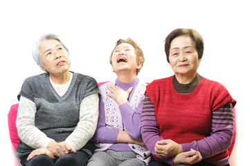 仲良くおしゃべりしている3人のおばあちゃん