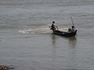 Pescador lanzando la red en Mingun (Myanmar)