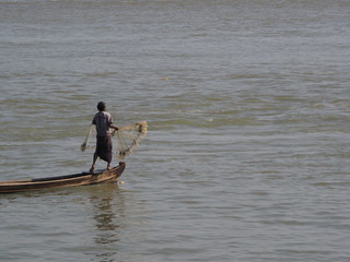 Artes tradicionales de pesca en Mingun (Myanmar)