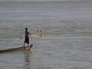 Pescador lanzando la red en Mingun (Myanmar)
