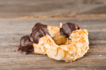 Mandelhörnchen auf Holzhintergrund