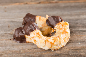 Mandelhörnchen auf Holzhintergrund