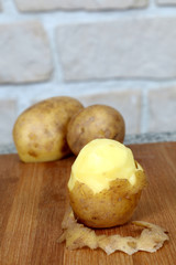 Kartoffelzubereitung, geschälte Kartoffel, Schale