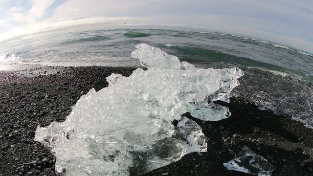 氷河のかけら　黒砂海岸　Icebergs on the lava black beach