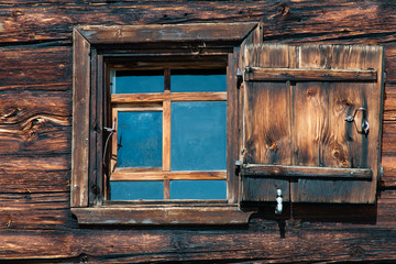 Vieille fenêtre de châlet Suisse en bois