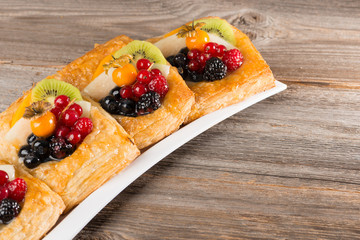 Obstplunder Teilchen auf Holzhintergrund