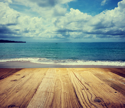 Fototapeta drewniany stół tło na tropikalnej plaży