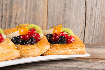 Obstplunder Teilchen auf Holzhintergrund