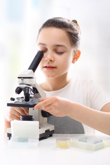 Obserwacja przez mikroskop, ciekawa lekcja przyrody