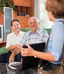 Obraz premium Senior couple with social worker