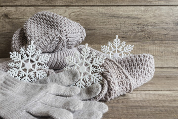 Zima, czapka z szalikiem i rękawiczki na drewnianej teksturze