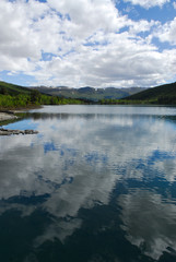 Fototapeta premium Bergsee, Norwegen, Wasser, See, Spiegelung, Wolken, Landleben, 