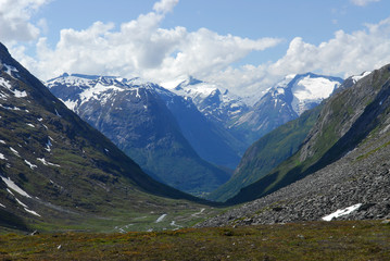 Fototapeta na wymiar Strynefiellsvegen in Richtung Geirangerfjord