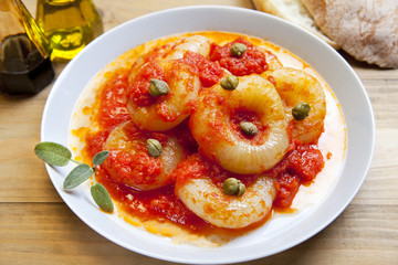 waitrose borettane onions in balsamic vinegar & tomato. italian