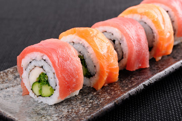 Salmon & tuna sushi roll