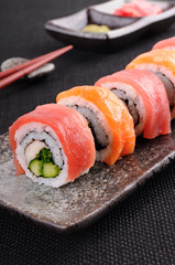 Salmon & tuna sushi roll
