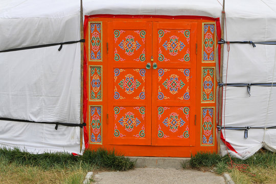 Porte d&eacute;cor&eacute;e et yourte mongole