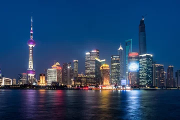 Poster Im Rahmen Pudong-Wahrzeichen nachts in Shanghai, China © joeyphoto