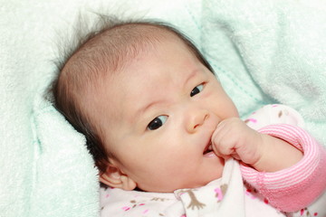 指をしゃぶる赤ちゃん(0歳児)