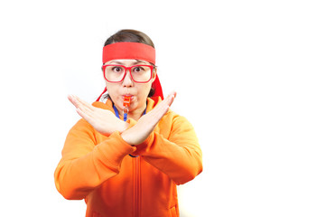 笛を吹いて注意する女性