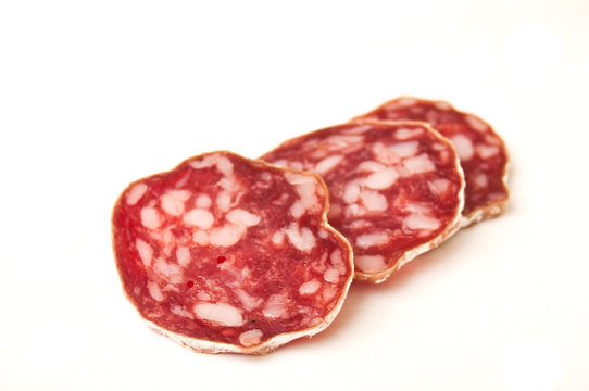 saucisson sec  sur fond blanc