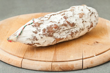 saucisson sec  sur planche à découper