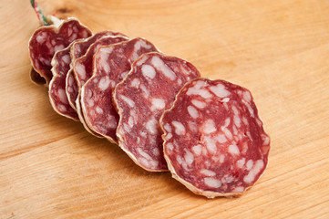 saucisson sec  sur planche à découper