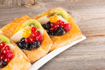 Obstplunder Teilchen auf Holzhintergrund