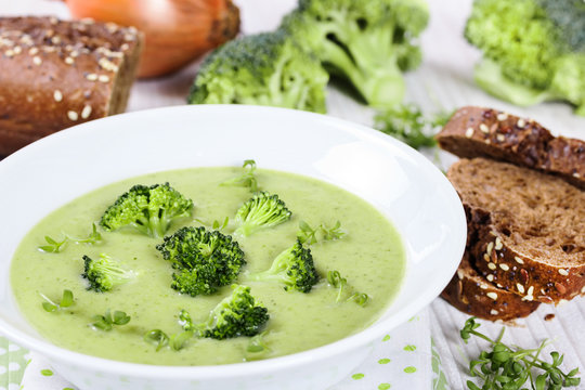 Cream soup from broccoli with slices of rye bread