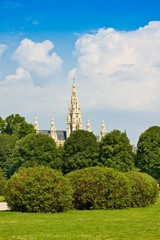 Naklejka premium Vienna town hall, view from park Volksgarten, Austria