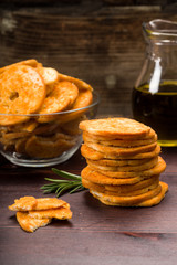 Brotchips mit Paprika gewürzt